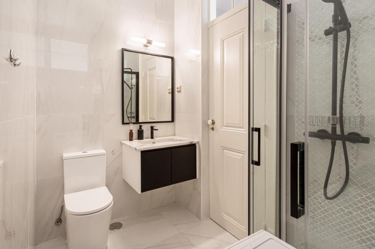 Apartment Joivy Exquisite With Patio In Graca Lisbon